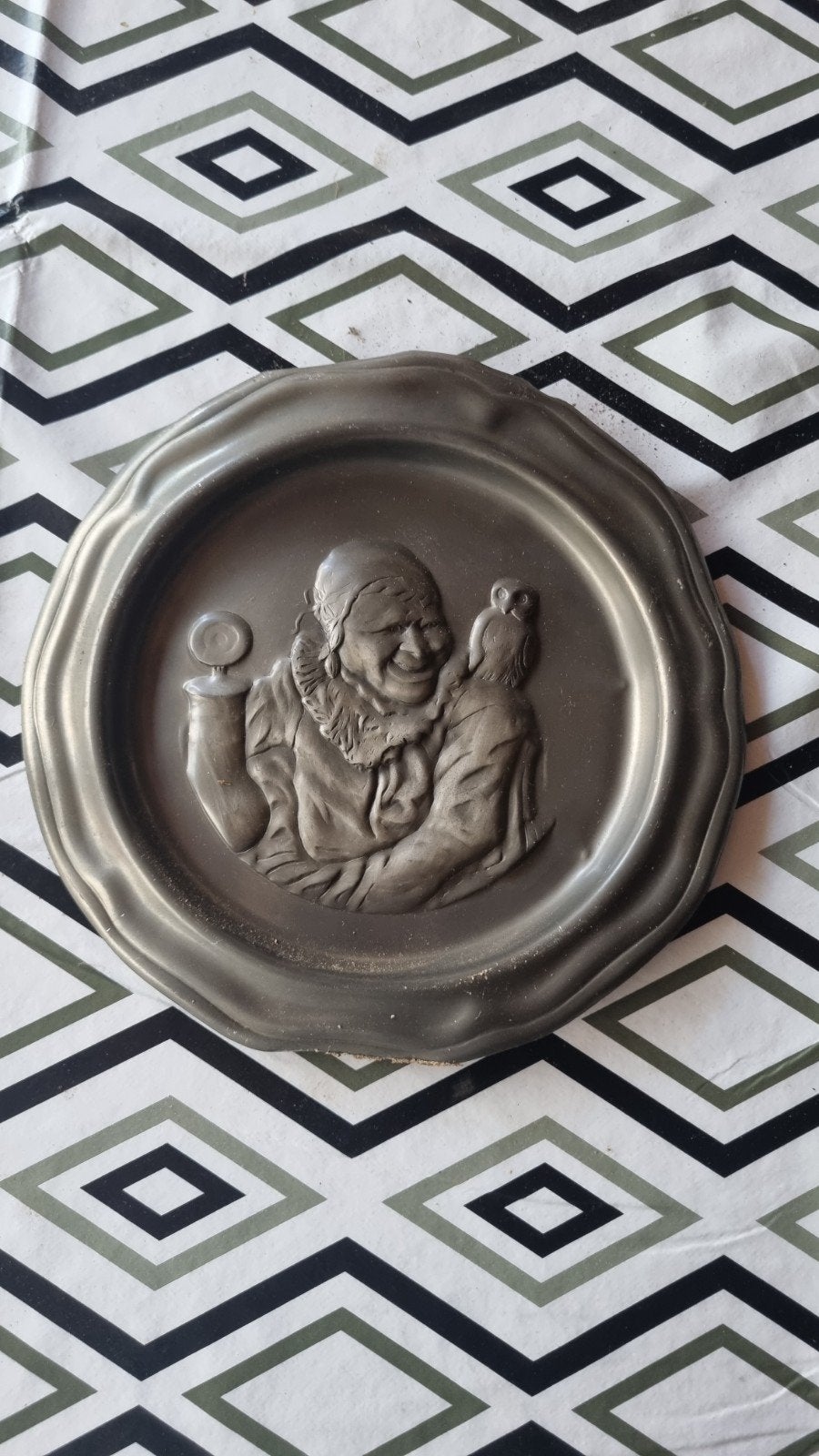 Decoratief tinnen bordje met afbeelding van vrouw en uil, Antiek en Kunst, Antiek | Tin, Ophalen of Verzenden