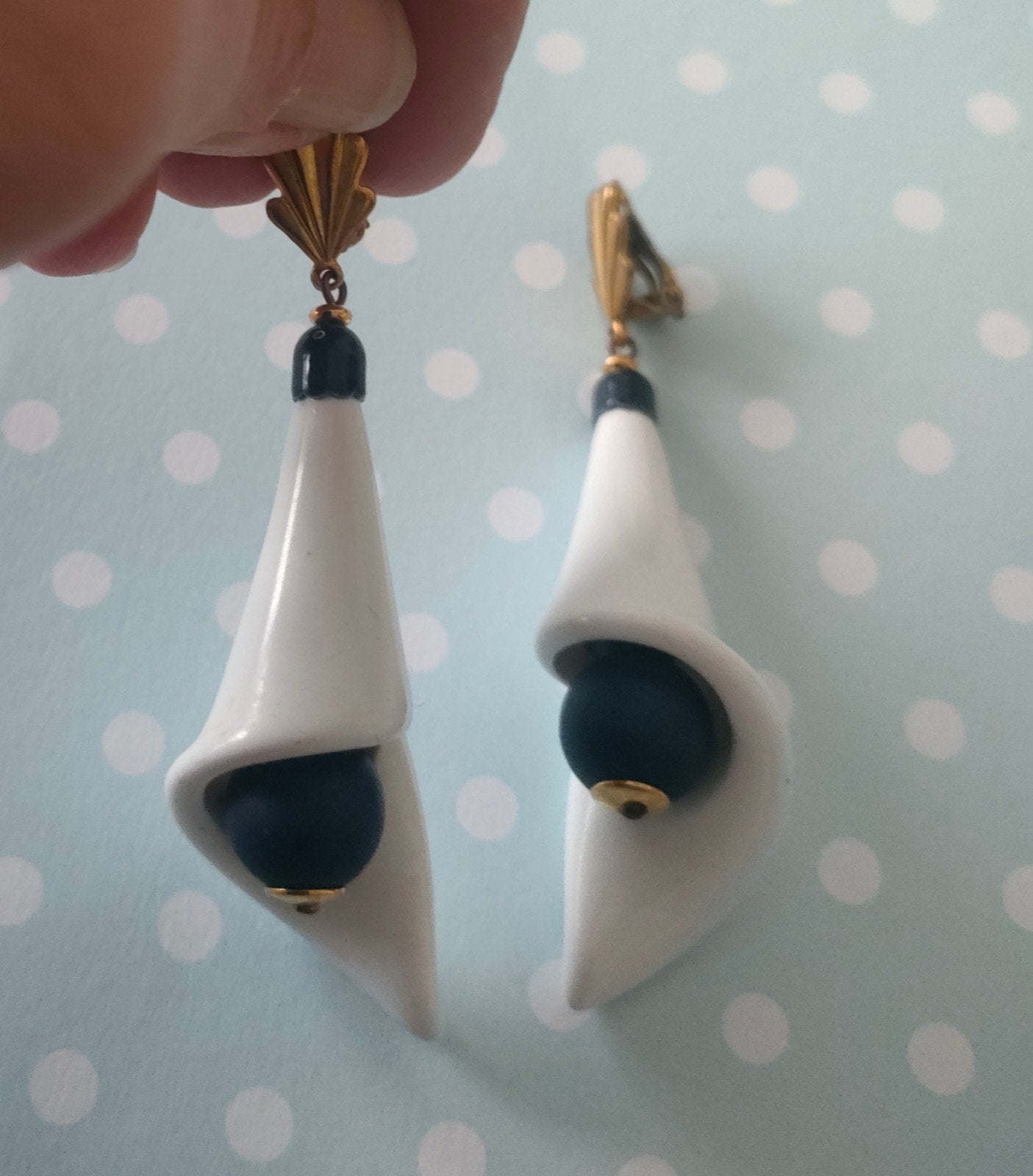 Vintage jaren '60 witte kelk clips met blauw/gouden kralen, Ophalen of Verzenden, Gebruikt, Wit