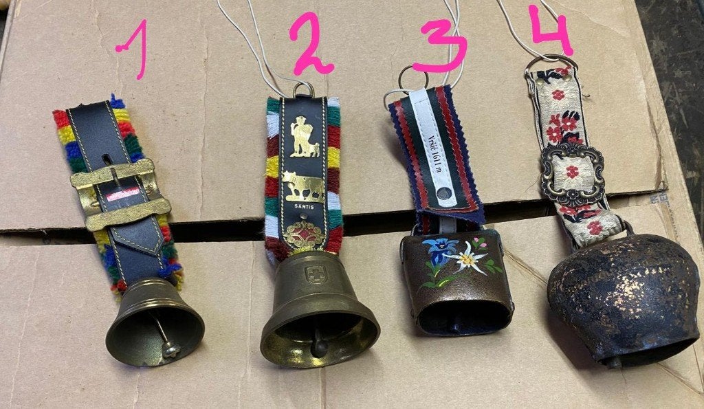 4 koeienbellen uit Zwitserland of Oostenrijk, Ophalen