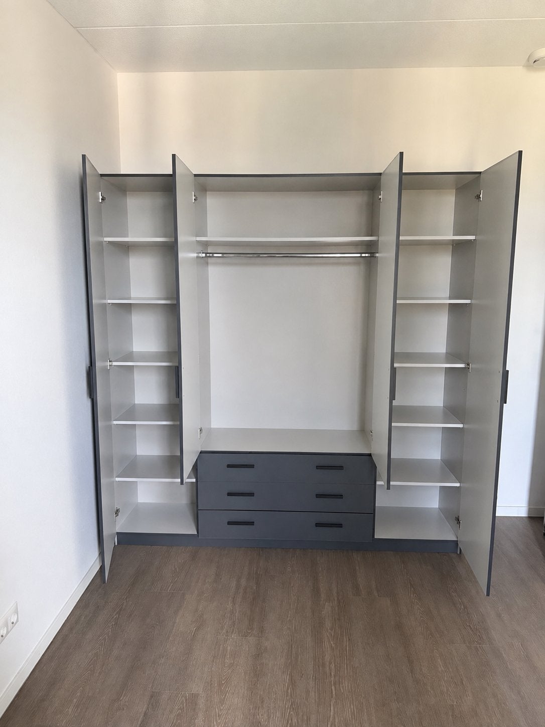 Ruime 4-deurs kledingkast antraciet 200x196x50 cm, Ophalen, Gebruikt, 200 cm of meer, 150 tot 200 cm