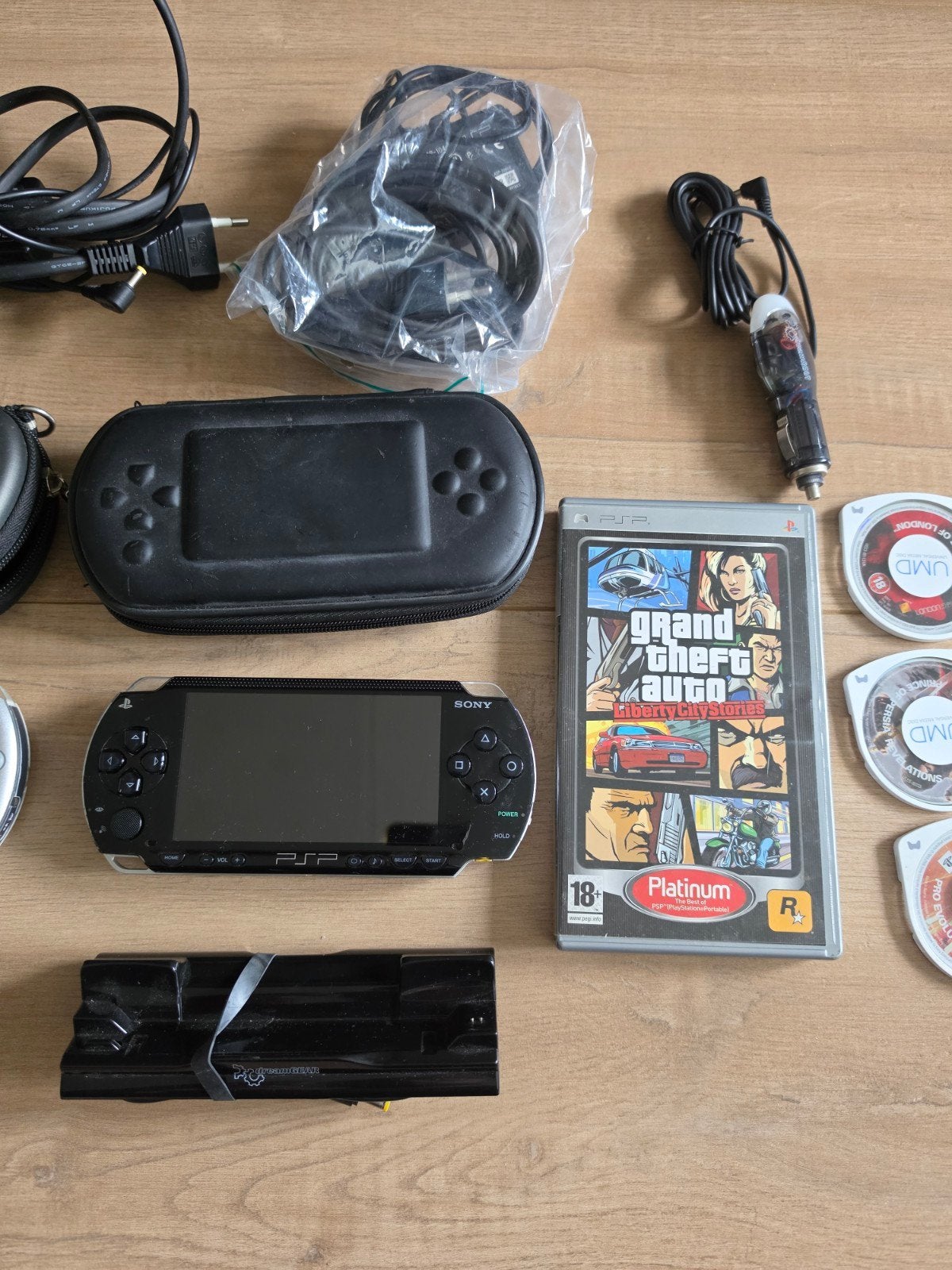 2 PSP’s + 9 UMD-games + accessoires, Spelcomputers en Games, Spelcomputers | Sony PSP, Ophalen of Verzenden, Gebruikt, PSP