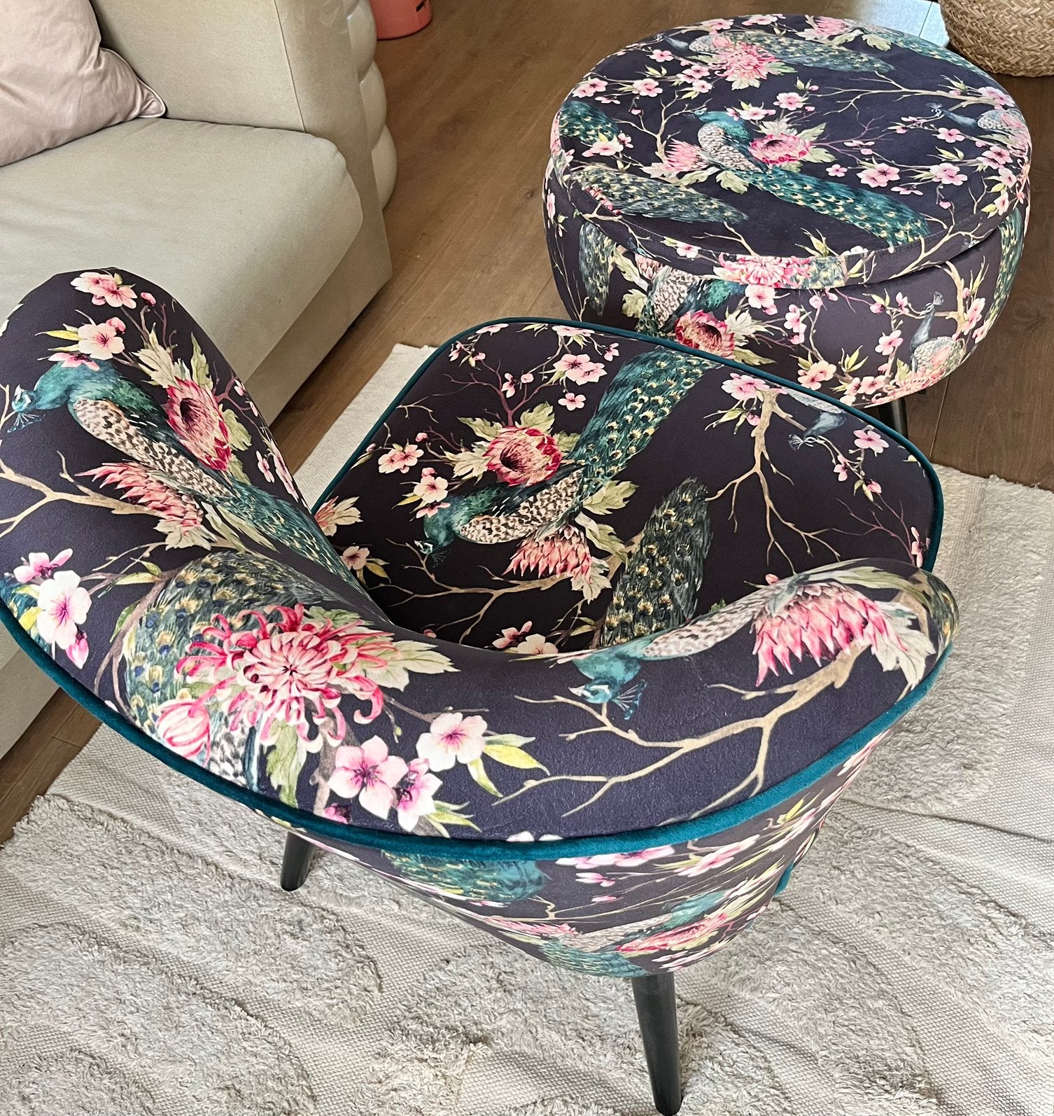 Unieke pauwenfauteuil met bijpassende opbergpoef, Huis en Inrichting, Ophalen, Minder dan 75 cm, Zo goed als nieuw, Stof