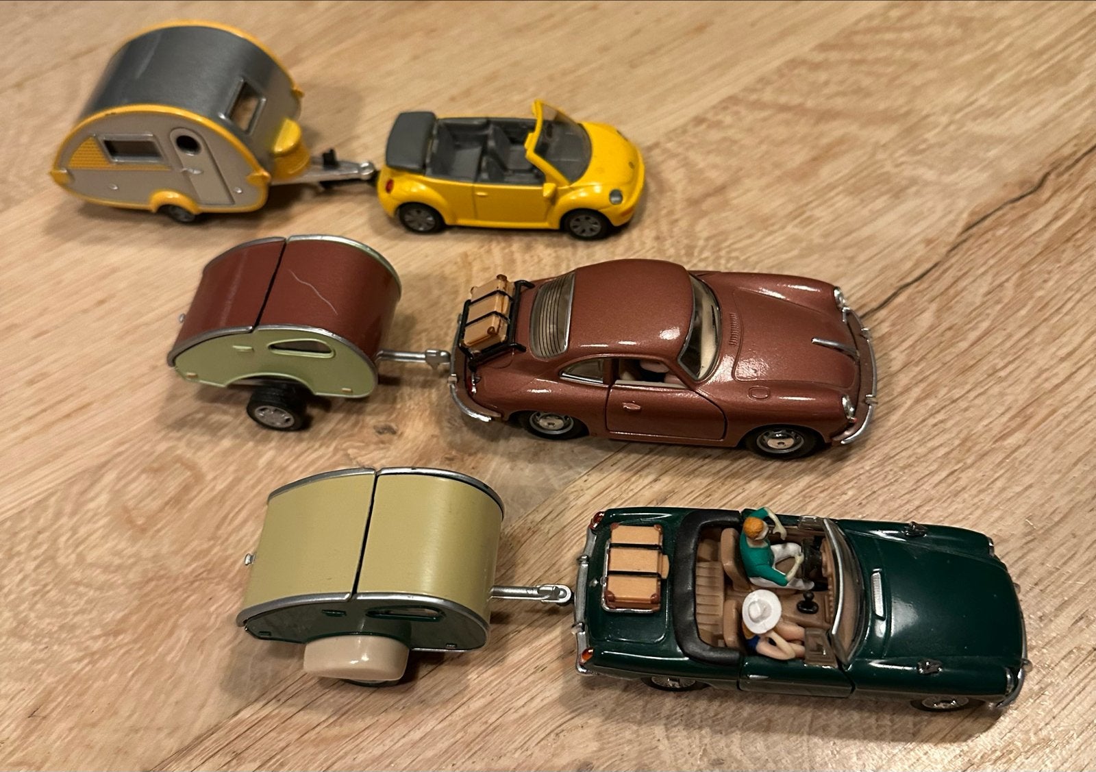 Drie schaalmodellen: Porsches en VW Beetle met caravans, Hobby en Vrije tijd, Modelauto's | 1:43, Zo goed als nieuw, Auto, Ophalen of Verzenden