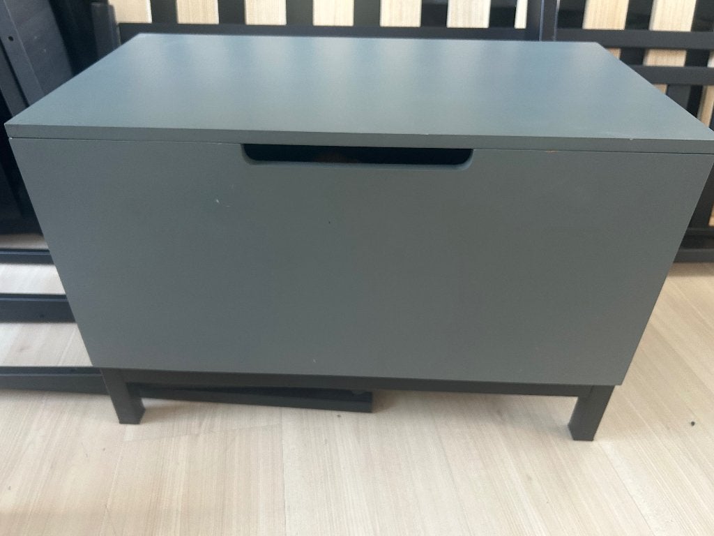Speelgoed kist grijs met zwarte poten., Ophalen, Overige materialen, Minder dan 50 cm, Zo goed als nieuw
