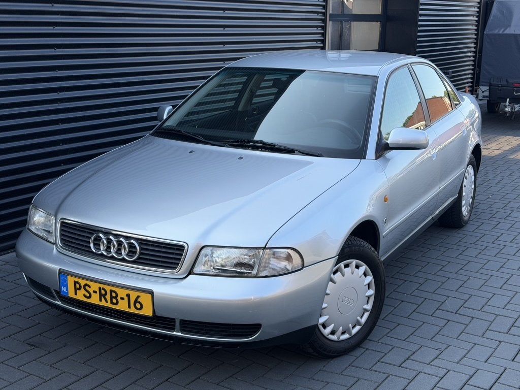 Audi A4 Limousine 1.6 GRIJS| 1996| ZEER NETJES| APK| 149DKM, Auto's, Oldtimers, Metallic lak, Handgeschakeld, Audi, Sedan
