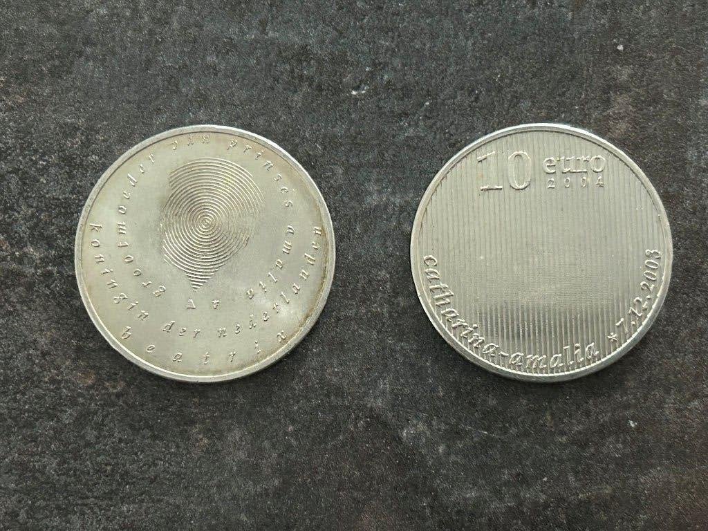 2 stuks Zilveren 10 Euro Munt 2004 – Geboorte Prinses Amalia, Koningin Beatrix, Zilver, Euro's, Ophalen of Verzenden