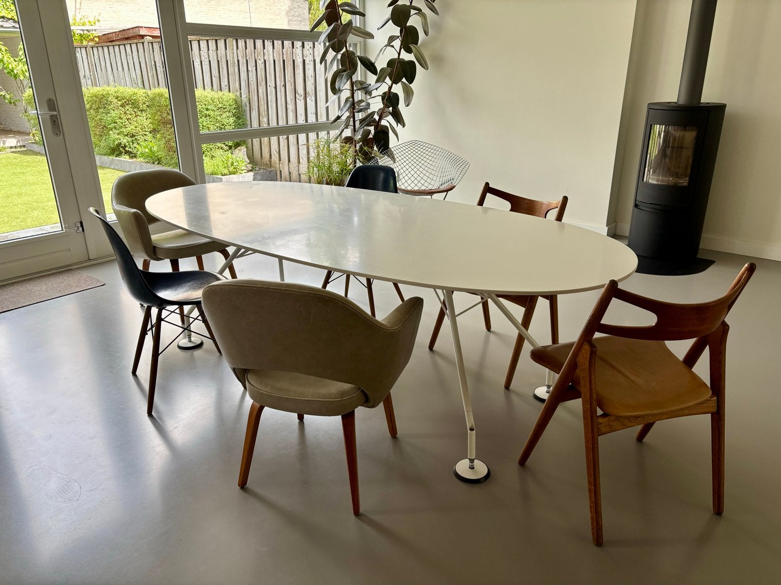 Witte ovale Tecno tafel van Norman Foster, Huis en Inrichting, Tafels | Eettafels, Ophalen, Gebruikt, 100 tot 150 cm, 200 cm of meer