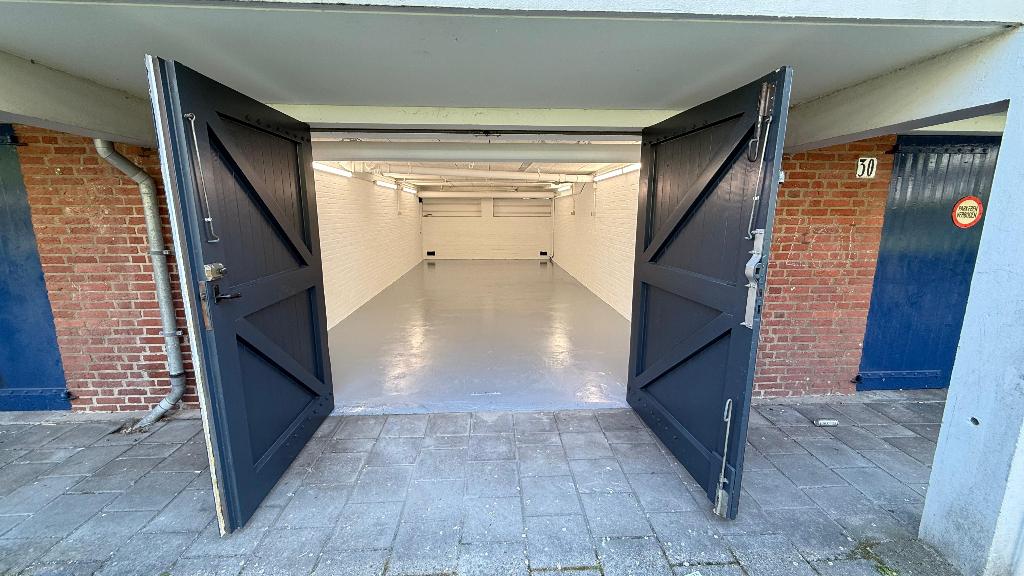 Grote gerenoveerde garagebox 35m2 TE HUUR Hazenrade Den Haag