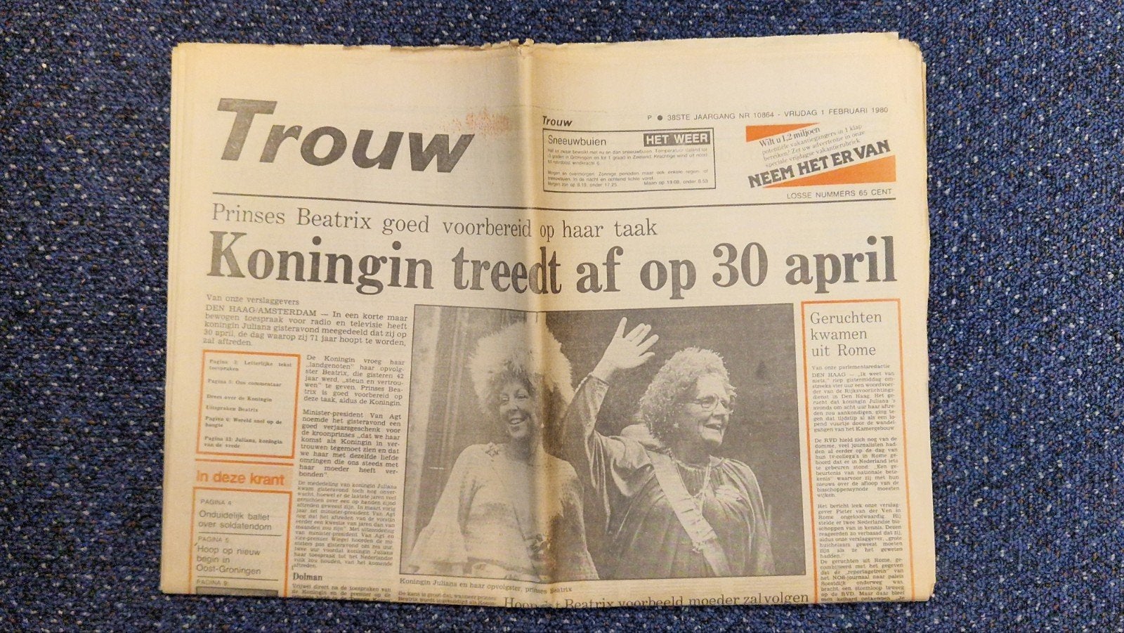 Originele kranten aftreden Juliana en  inhuldiging Beatrix., Verzamelen, Ophalen of Verzenden, Gebruikt, Kaart, Foto of Prent