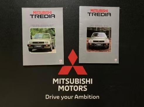 T E A B : 2 verschillende  Mitsubishi Tredia folders, Ophalen, Zo goed als nieuw, Mitsubishi