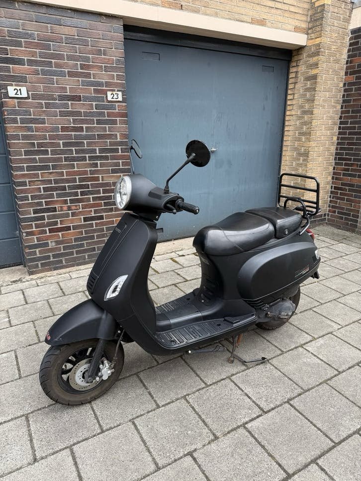 Momo Scooter Mat Zwart - Goed Onderhouden, Ophalen, Gebruikt, Benzine, Overige merken