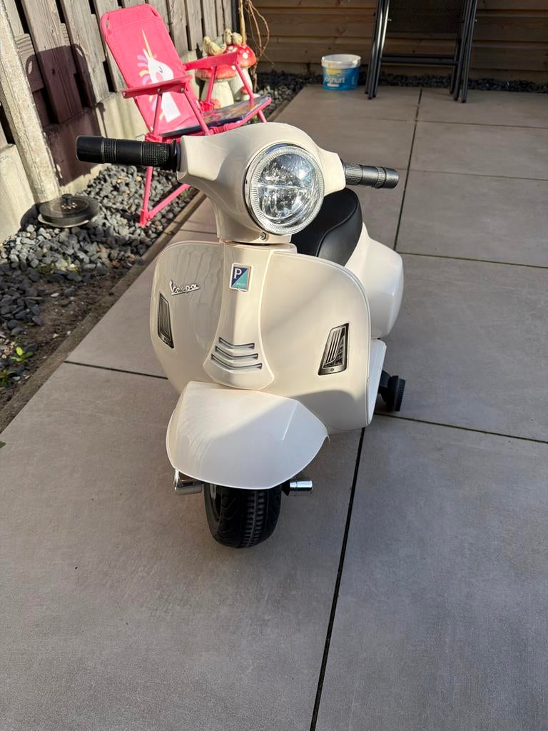 Elektrische Vespa scooter voor kinderen, Ophalen of Verzenden, Zo goed als nieuw