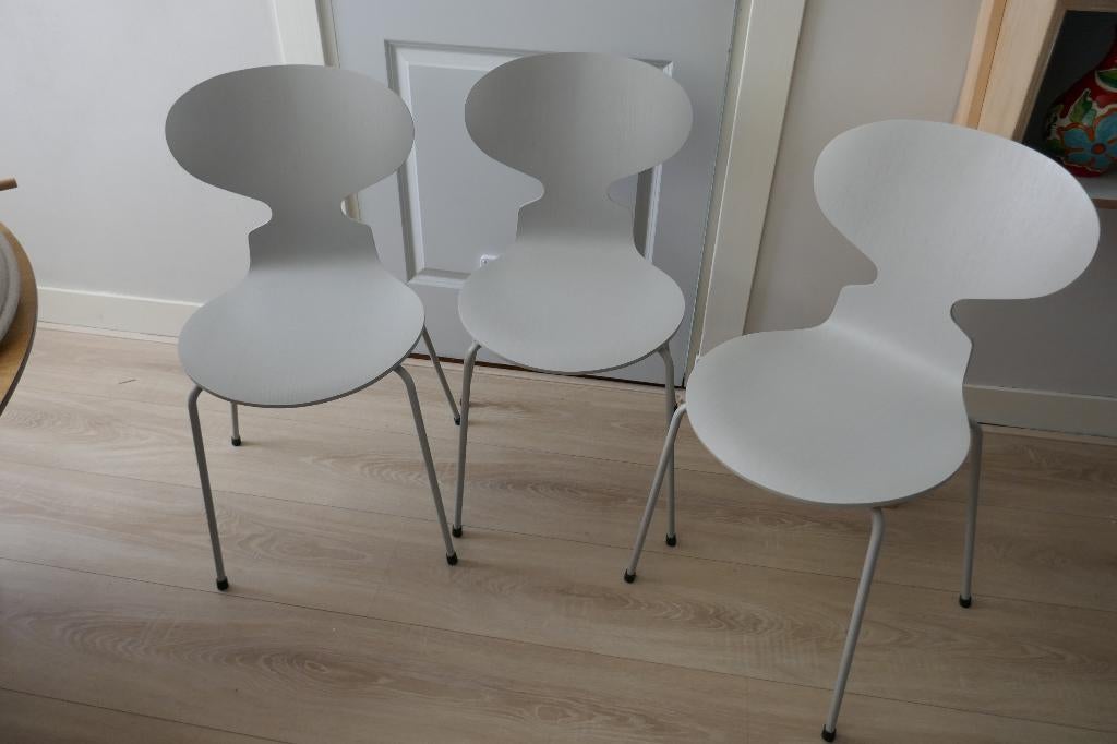 3 Fritz Hansen Arne Jacobsen Ant chair monochroom lichtgrijs, Huis en Inrichting, Stoelen, Ophalen, Drie, Zo goed als nieuw, Grijs