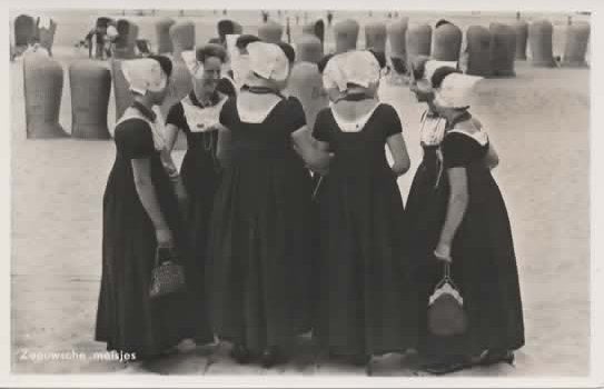 Zeeland Walcheren dames in klederdracht op het strand, Verzenden, 1940 tot 1960, Ongelopen, Zeeland
