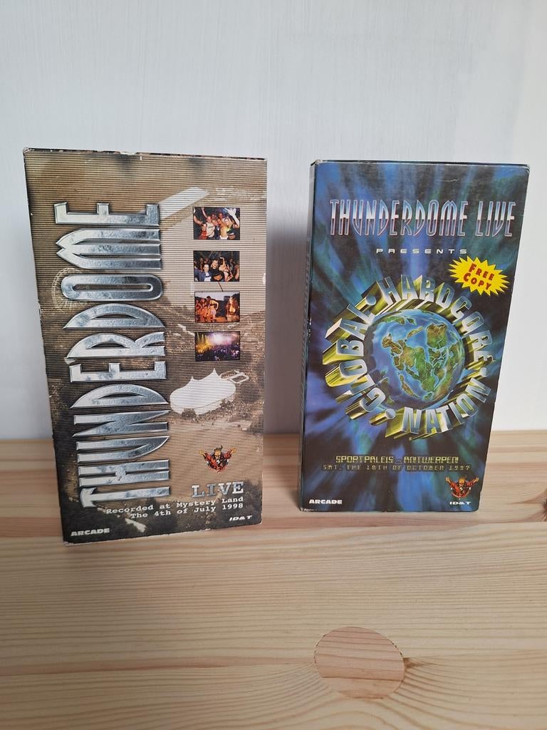 Thunderdome vhs 2x, Cd's en Dvd's, VHS | Documentaire, Tv en Muziek, Alle leeftijden, Ophalen of Verzenden, Zo goed als nieuw