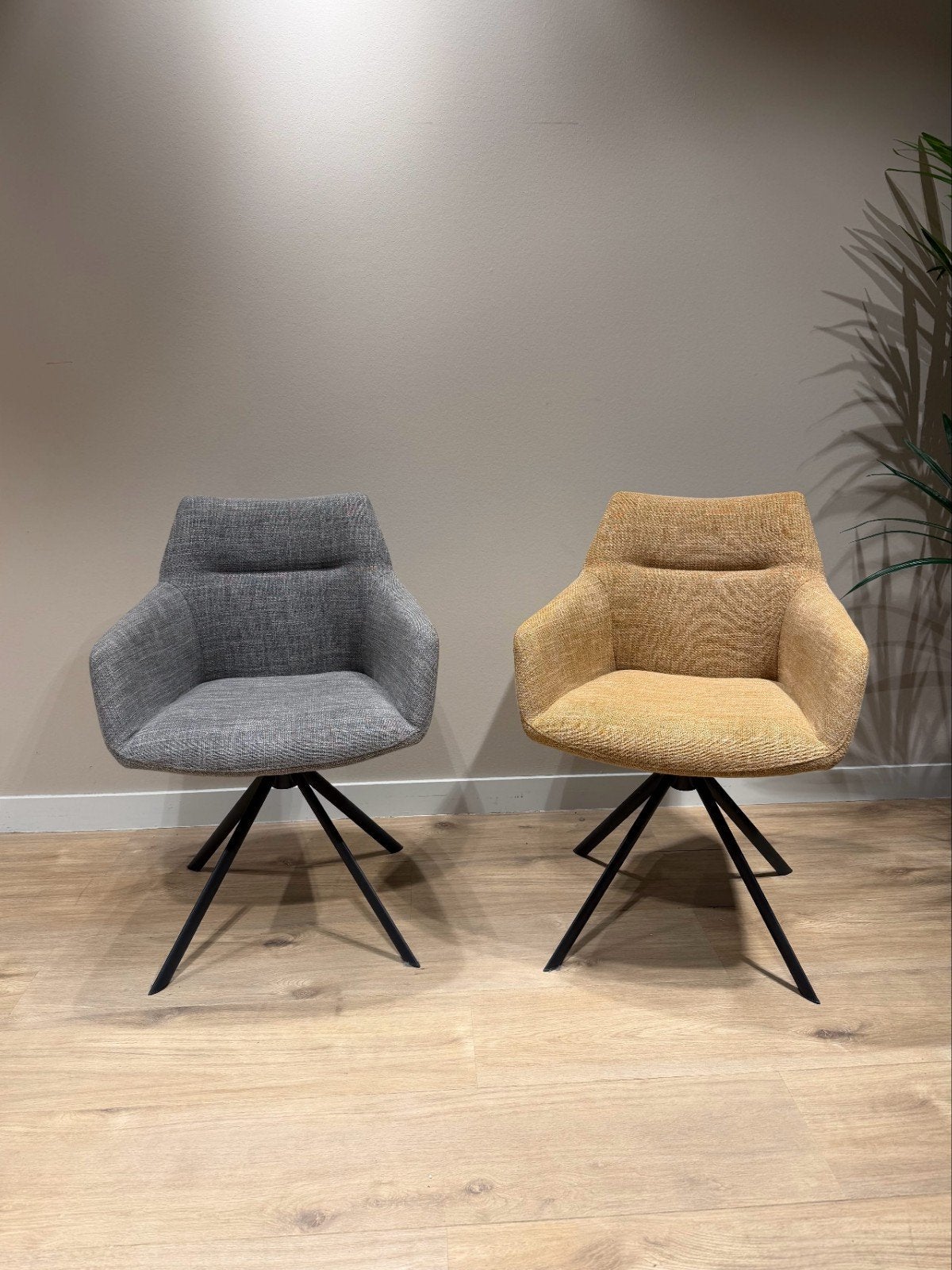 Montel - Set van 5 eetkamerstoelen: 3x grijs,2x oker, Huis en Inrichting, Stoelen, Ophalen, Overige kleuren, Nieuw, Stof