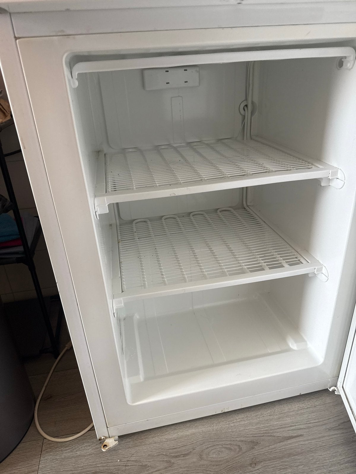 Compacte EDY DV-1564 koelkast met vriesvak, Witgoed en Apparatuur, Koelkasten en IJskasten, 85 tot 120 cm, Gebruikt, 75 tot 100 liter