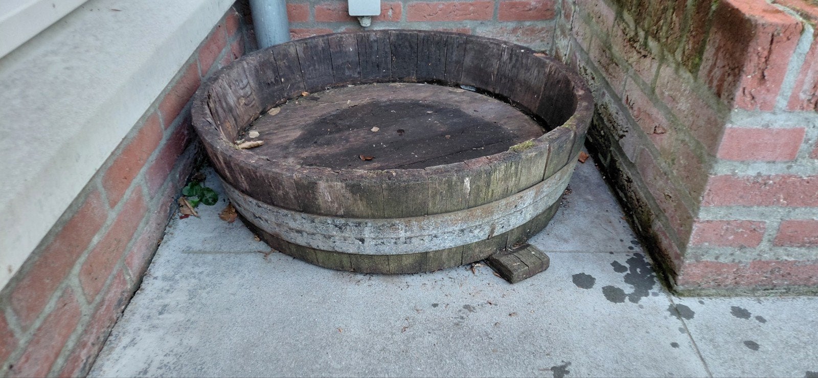 Oude houten bloembak / plantenbak van wijnvat, Ophalen, Gebruikt, Rond, Balkon