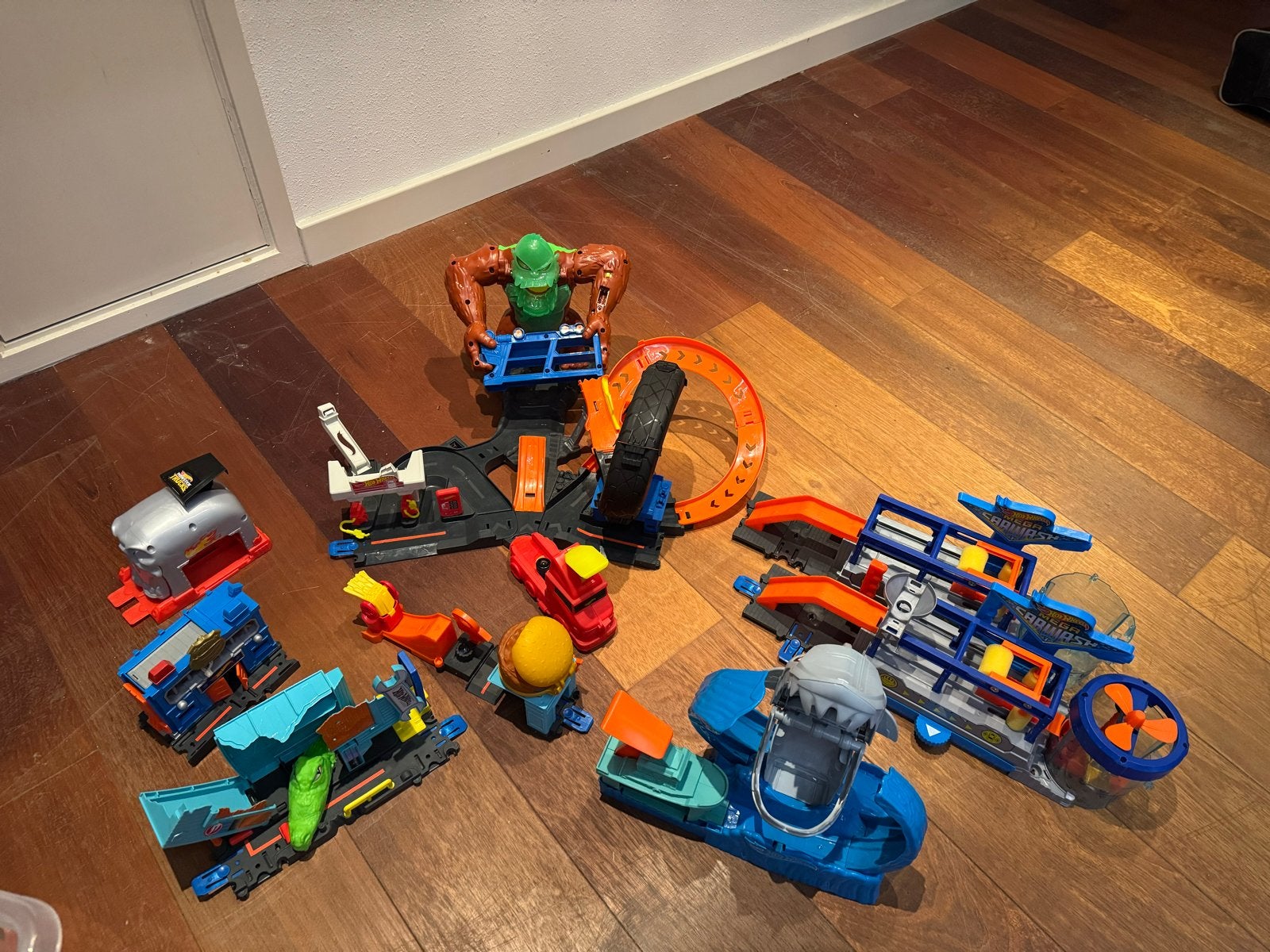 Grote Hot Wheels Baanset met Gorilla en Haai, Kinderen en Baby's, Ophalen, Gebruikt, Jongen of Meisje