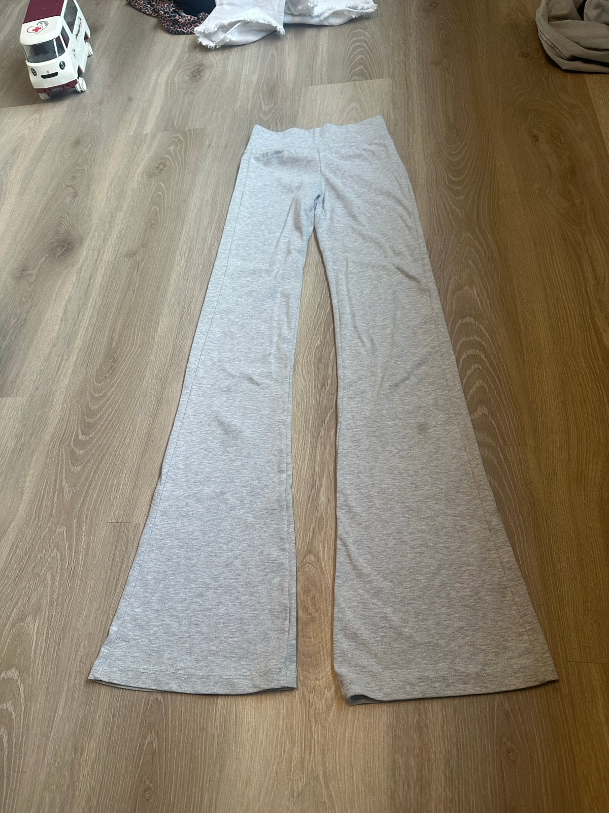 Bershka flared broek grijs maat XS, Kleding | Dames, Ophalen of Verzenden, Zo goed als nieuw, Maat 34 (XS) of kleiner, Grijs