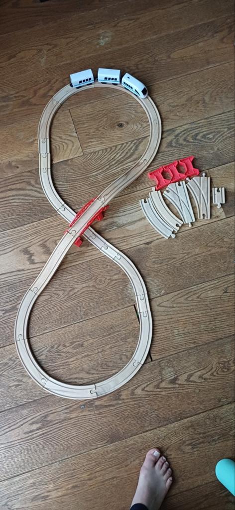 2 Houten Treinsets met Zelfrijdende Trein en Toebehoren, Ophalen, Zo goed als nieuw