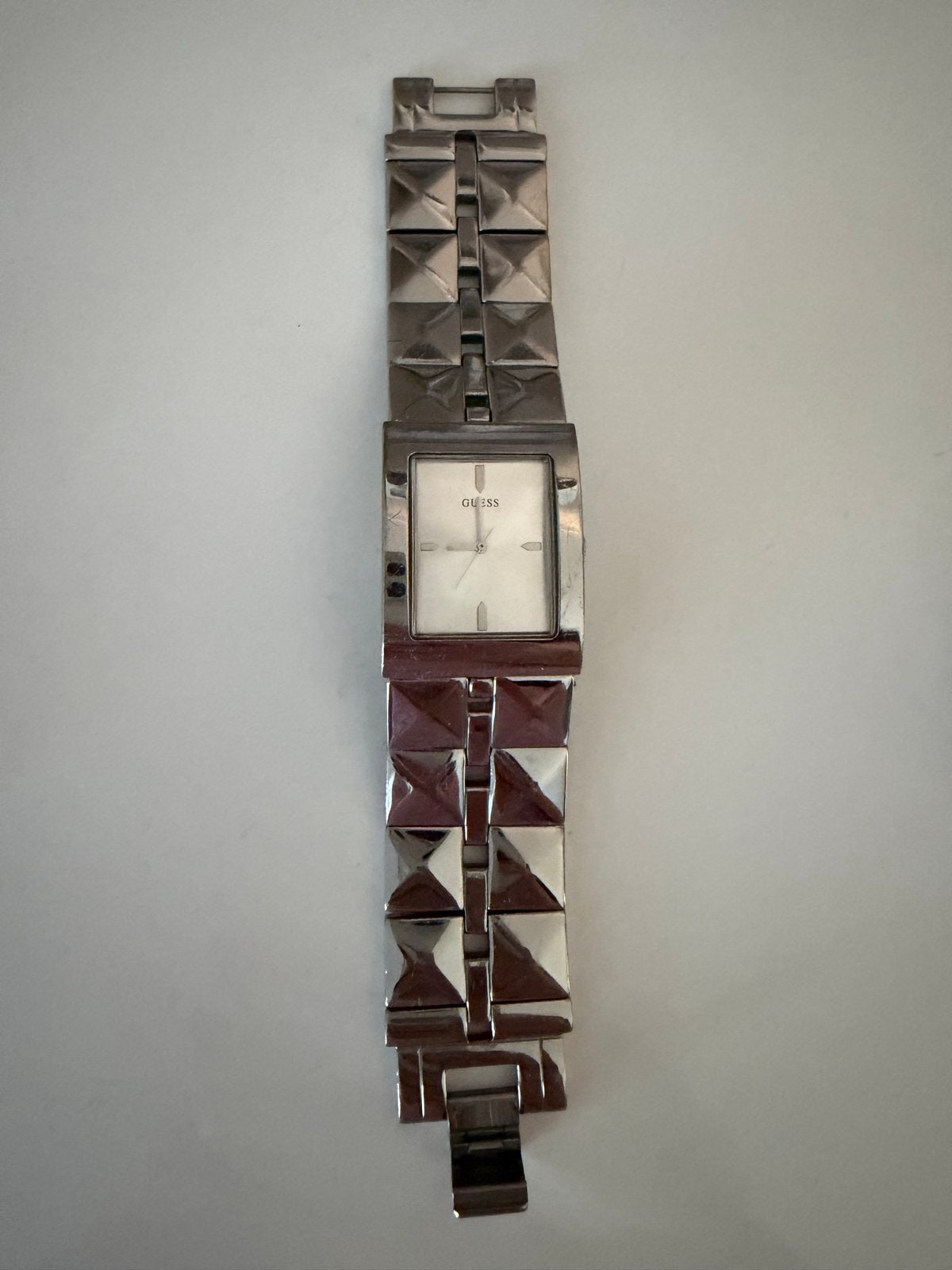 Stijlvol Guess dameshorloge - Zilverkleurig met studs, Gebruikt, Staal, Guess, Polshorloge