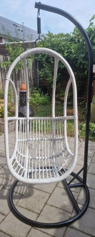 Witte hangstoel met zwart frame, Tuin en Terras, Ophalen, Gebruikt, Wicker