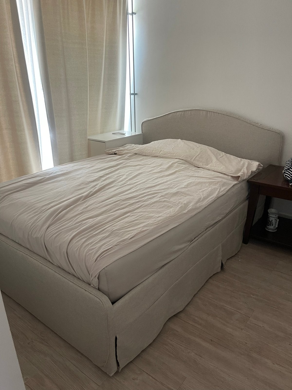 Comfortabel twijfelaarsbed met stoffen bekleding, Huis en Inrichting, Slaapkamer | Bedden, Ophalen, Gebruikt, Beige, Tweepersoons