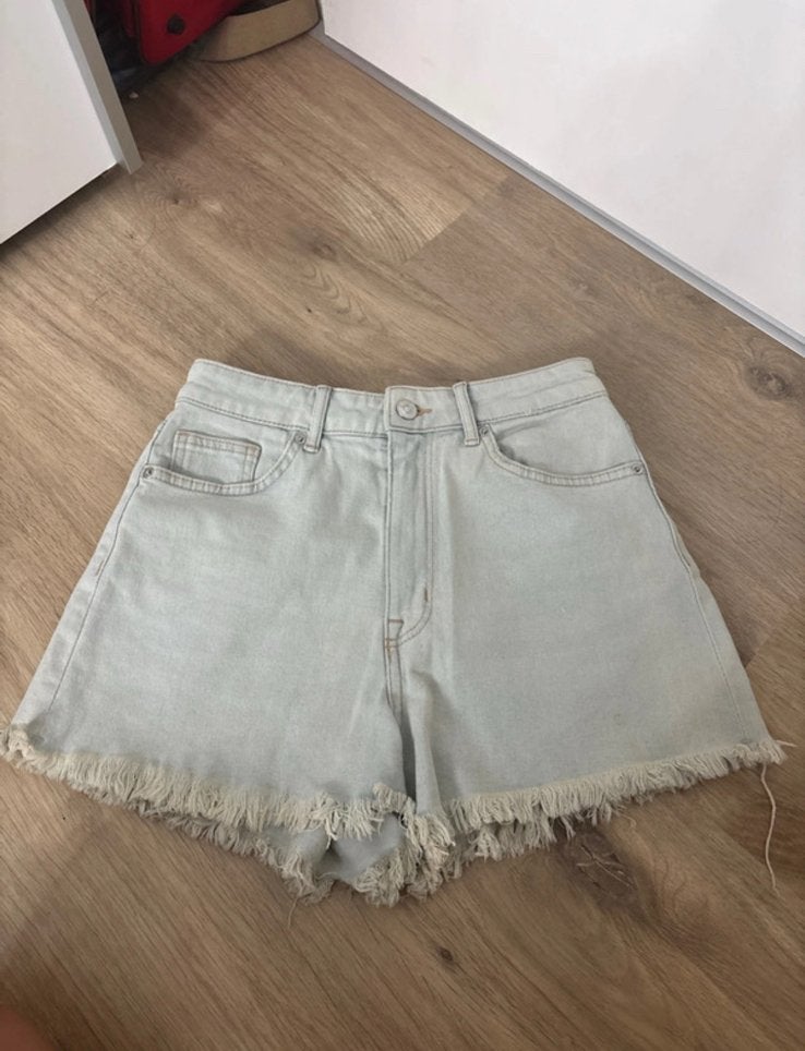Blauwe korte spijkerbroek, maat S - H&M, Ophalen of Verzenden, Zo goed als nieuw, Blauw, W28 - W29 (confectie 36)