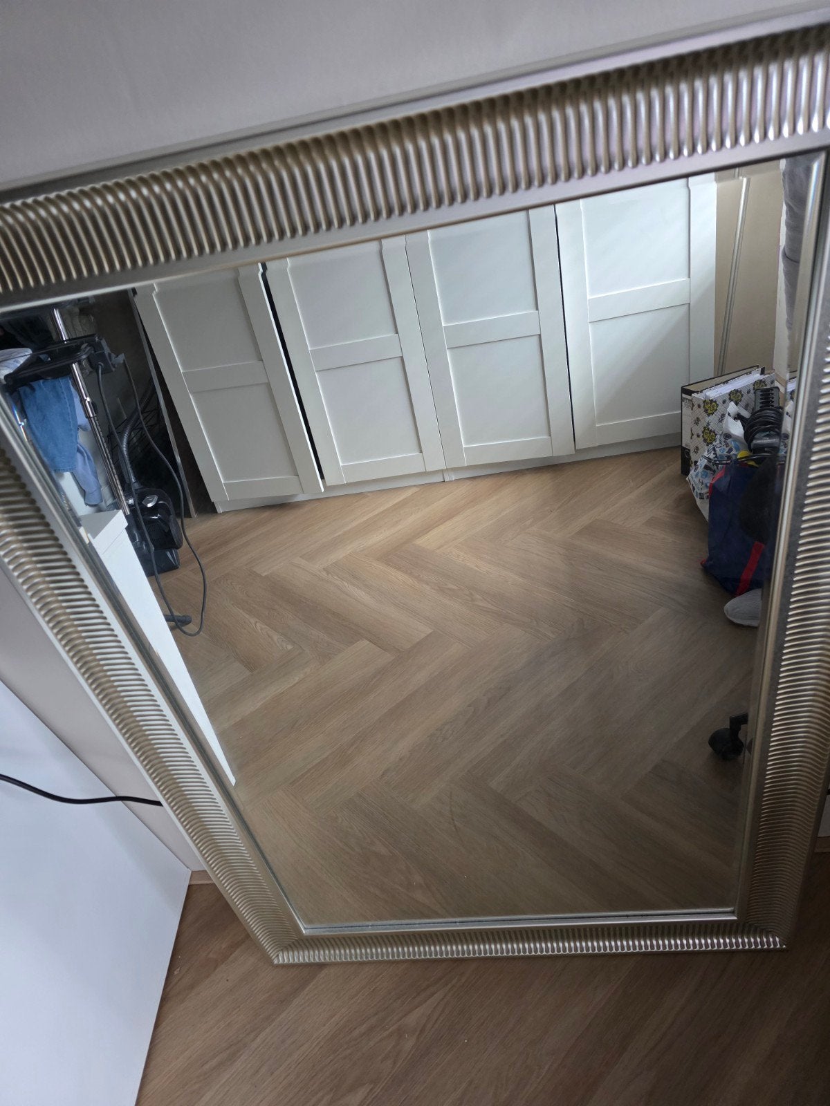 Grote zilverkleurige spiegel met decoratieve lijst maat, Huis en Inrichting, Woonaccessoires | Spiegels, 100 tot 150 cm, Ophalen of Verzenden