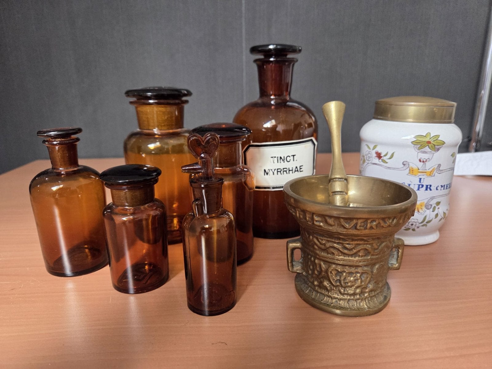 Antieke apothekersflessen en koperen vijzel, Ophalen