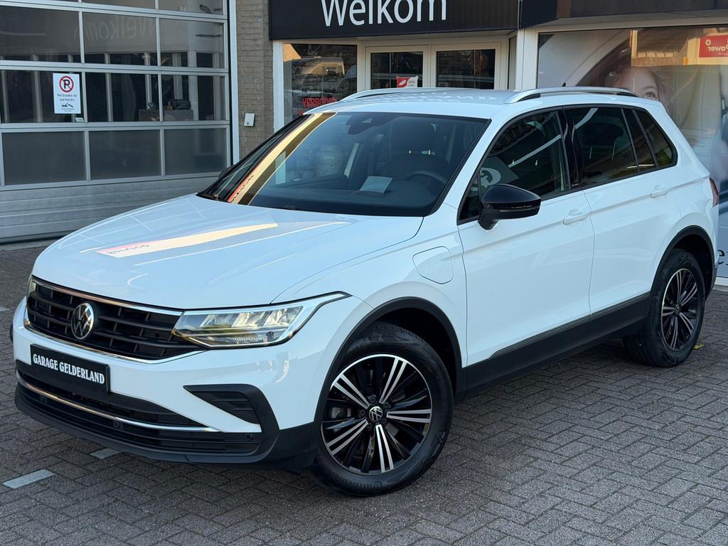 Volkswagen Tiguan 1.5 eHybrid | Full-Led | Apple/Android | N, Auto's, Volkswagen, Stof, Zwart, 150 pk, Wit