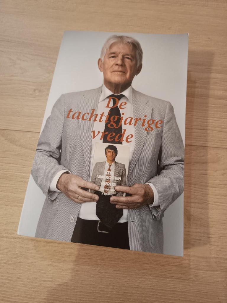 Kees van Kooten - De tachtigjarige vrede, Boeken, Kees van Kooten, Ophalen of Verzenden, Zo goed als nieuw, Nederland