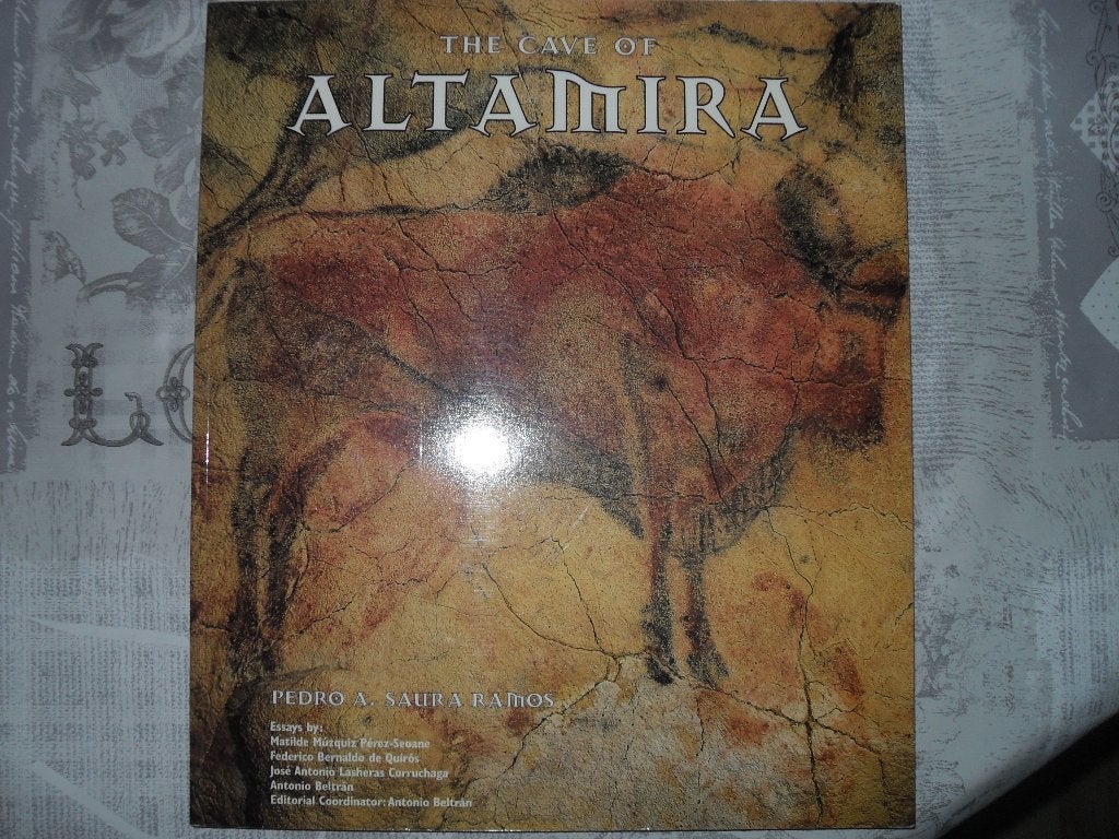 BOEK ANTONIO BELTRÁM-THE CAVE OF ALTAMIRA., 14e eeuw of eerder, Europa, Ophalen of Verzenden, Zo goed als nieuw