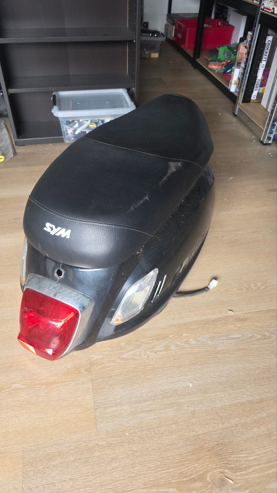 Buddy, bak, zadel en achterschermen Sym Fiddle 2 zwart, Fietsen en Brommers, Brommeronderdelen | Scooters, Ophalen, Gebruikt, Zadel