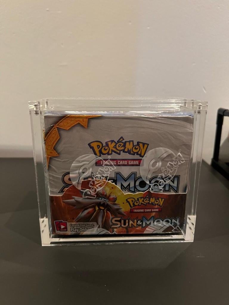 Pokémon Sun & Moon Boosterbox - Sealed in Acryl Case, Ophalen, Nieuw, Boosterbox