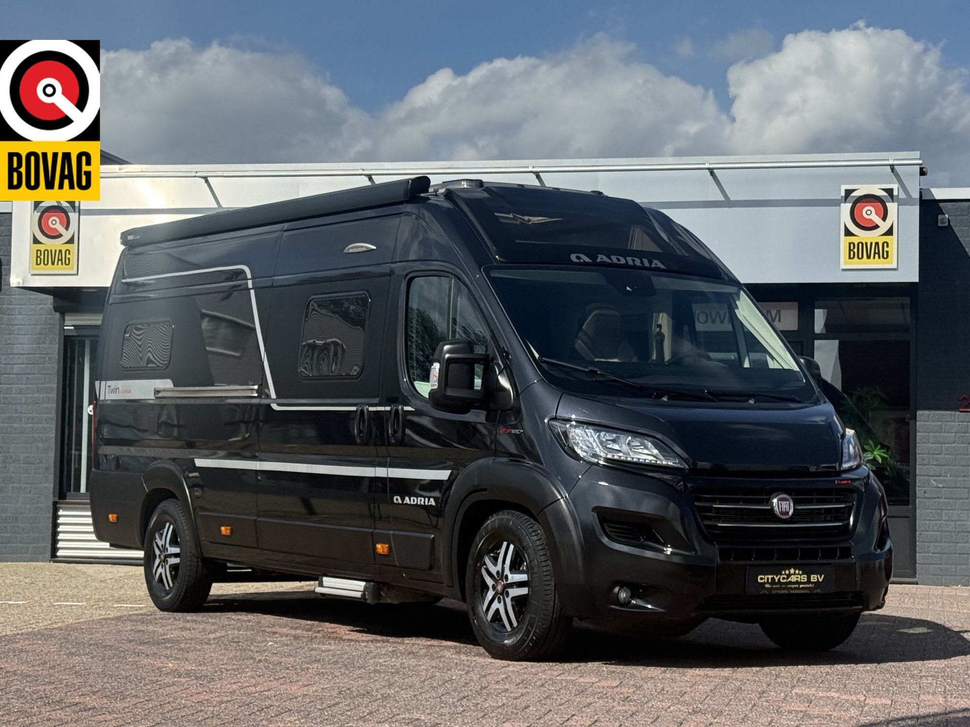Adria Twin 640 SGX Supreme 9 traps automaat full options 160, Caravans en Kamperen, Automaat, Buscamper of Camperbus, Ringverwarming