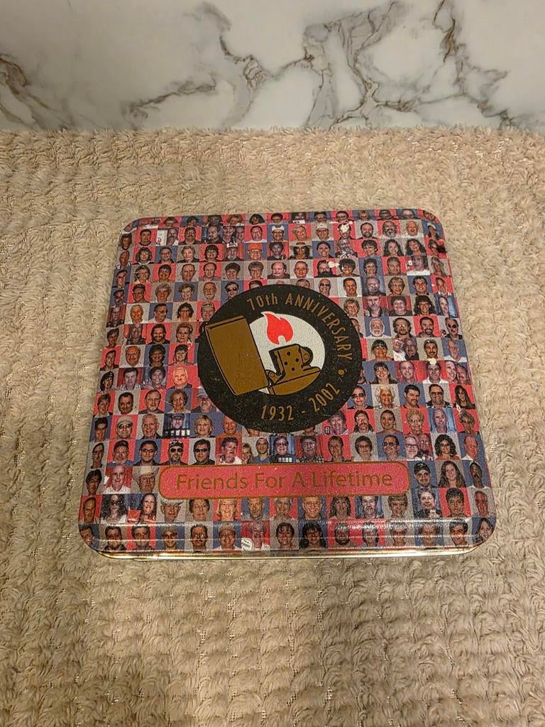 Zippo 70th Anniversary 2002 Friends Tin Leeg, Verzamelen, Blikken, Ophalen of Verzenden, Gebruikt, Overige