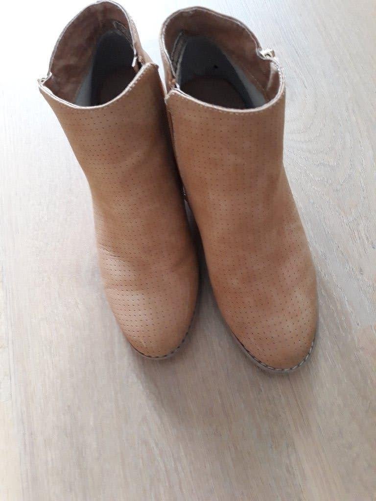XTI Enkel laarsjes beige maat 39 (nieuw}, Beige, Lage of Enkellaarzen, Nieuw, Ophalen of Verzenden