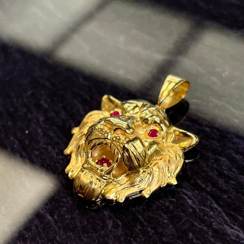 14 karaat gouden leeuw ketting hanger robijn ogen, Ophalen of Verzenden, Zo goed als nieuw, Goud, Kruis of Symbool
