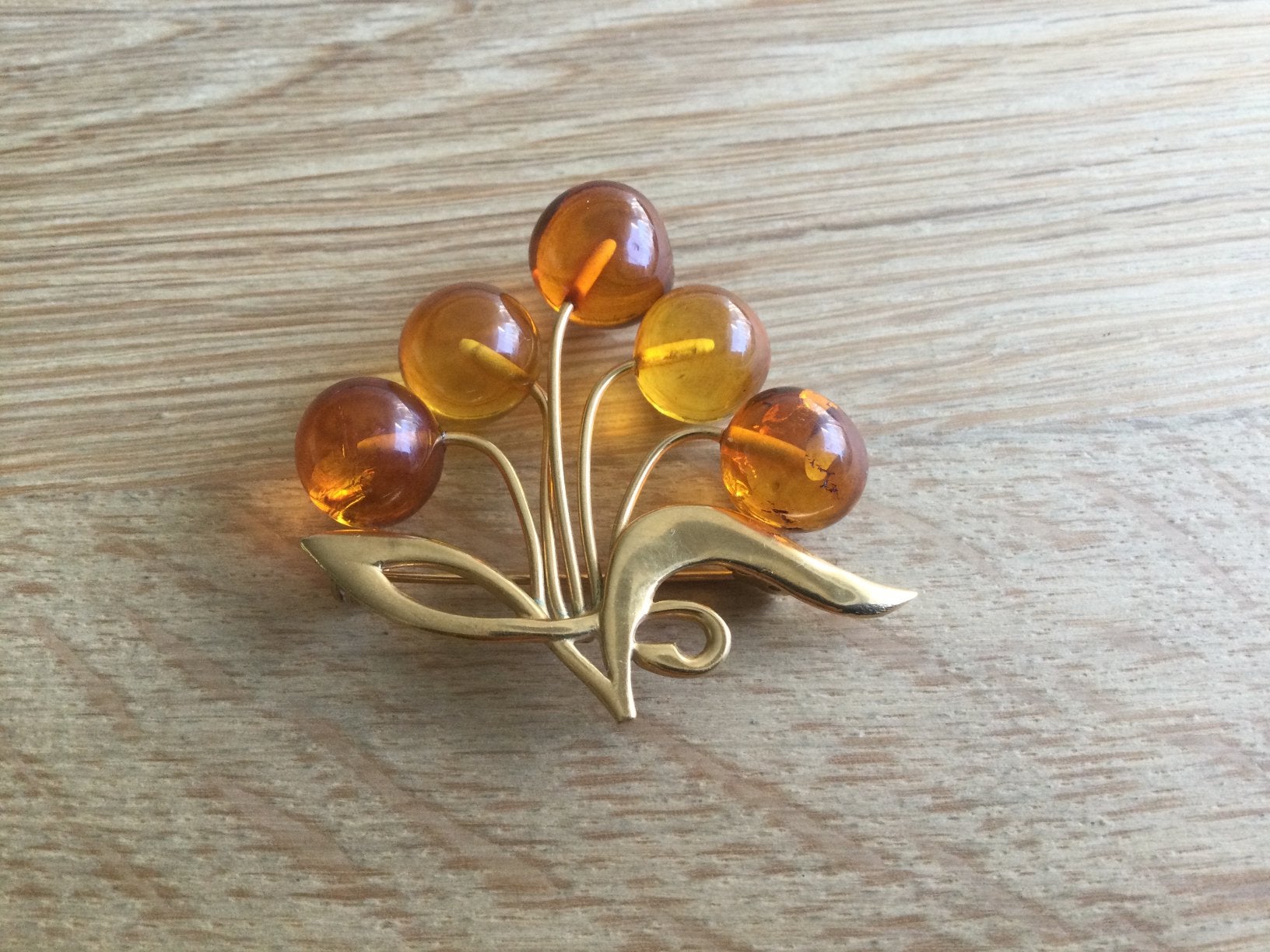 Vintage vergulde broche met wss Baltische amber ballen., Ophalen of Verzenden, Zo goed als nieuw, Goud, Overige materialen