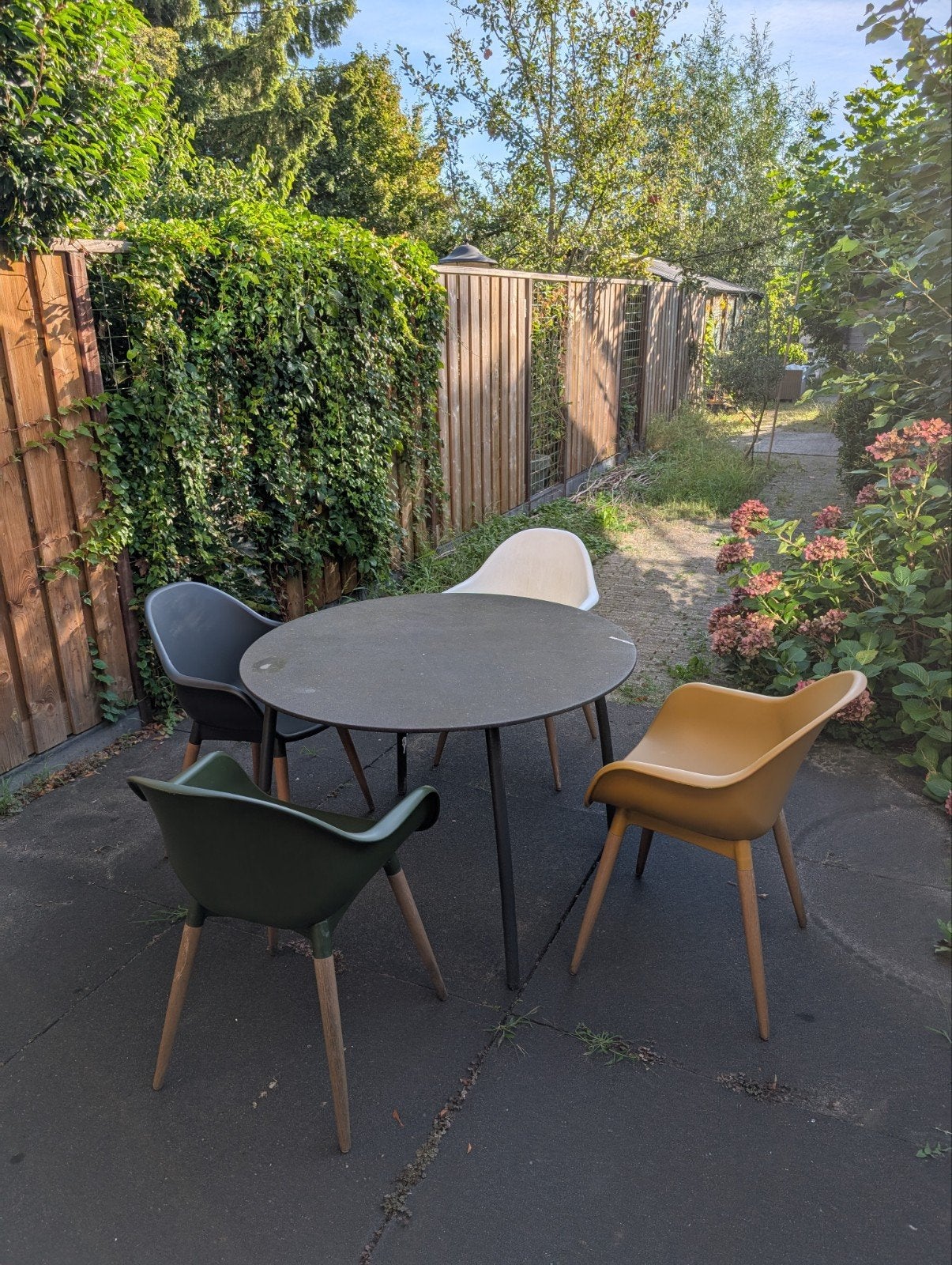 Buitentafel met stoelen - gratis af te halen, Tuin en Terras, Ophalen, Gebruikt, Rond, Kunststof