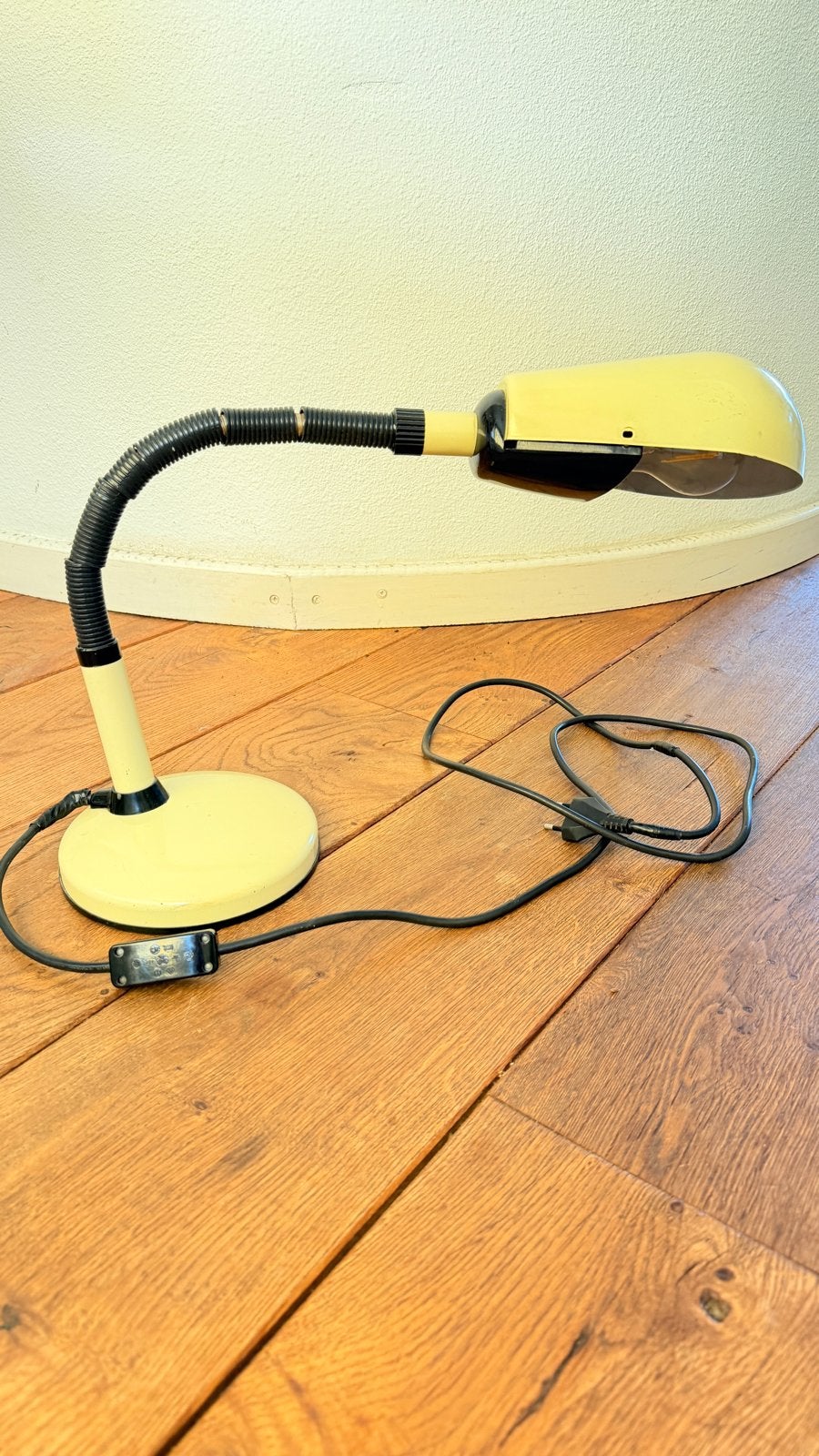 Vintage bureaulamp met flexibele arm - Geel, Ophalen of Verzenden, Gebruikt, Metaal, 50 tot 75 cm