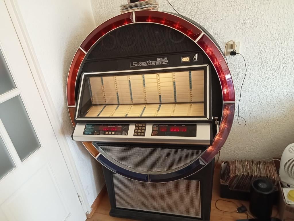 Jukebox NSM Satellite 200, Gebruikt, 120 watt of meer, Front, Rear of Stereo speakers, Ophalen