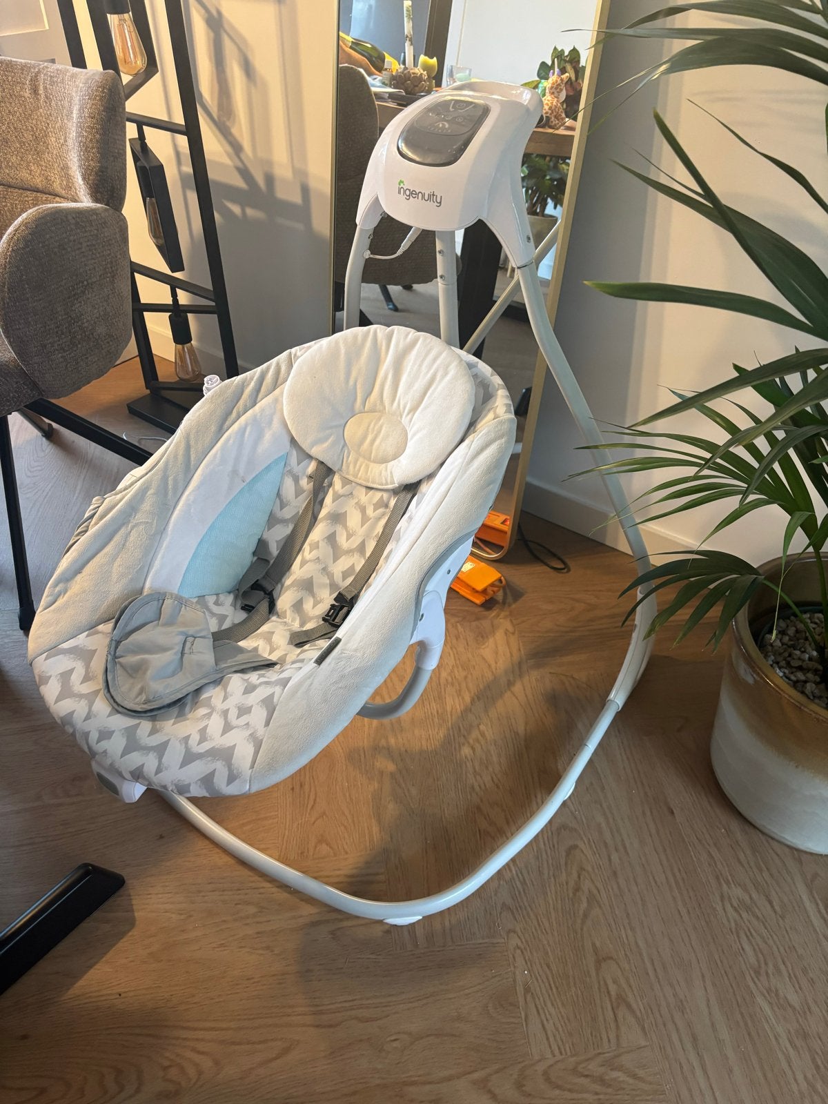 Ingenuity babyschommel met muziek en vibratie, Ophalen, Gebruikt