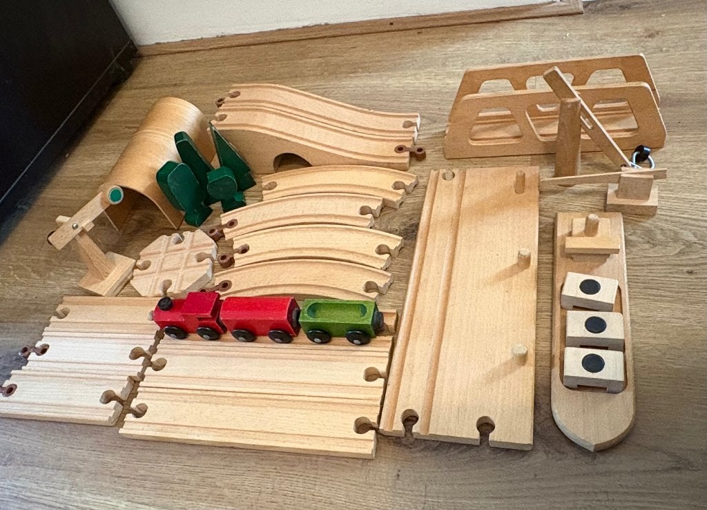 Vintage Micki houten treinbaan met boot, tunnel en brug, Ophalen of Verzenden, Gebruikt, Rij- of Hobbelspeelgoed