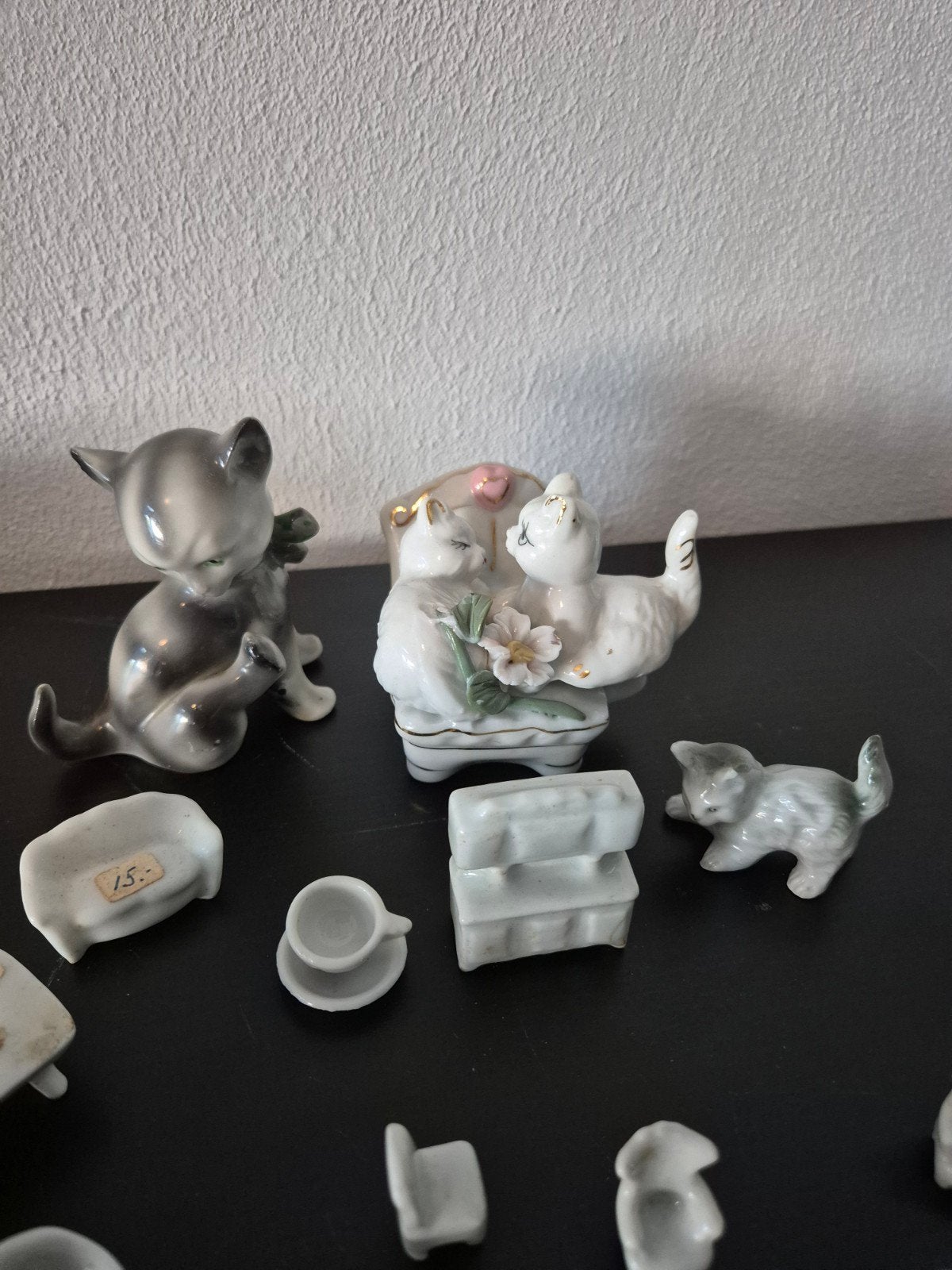 Vintage porseleinen kattenbeeldjes en miniatuur meubels, Ophalen of Verzenden, Gebruikt