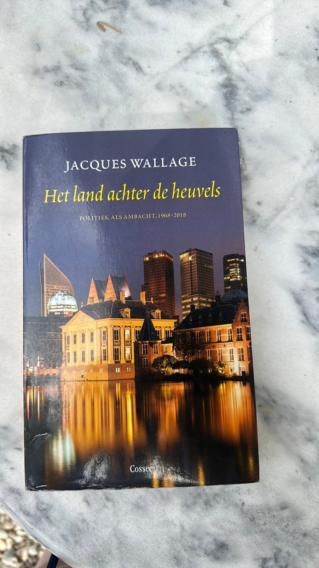 Jacques Wallage - Het land achter de heuvels gesigneerd, Ophalen of Verzenden, Zo goed als nieuw, Jacques Wallage