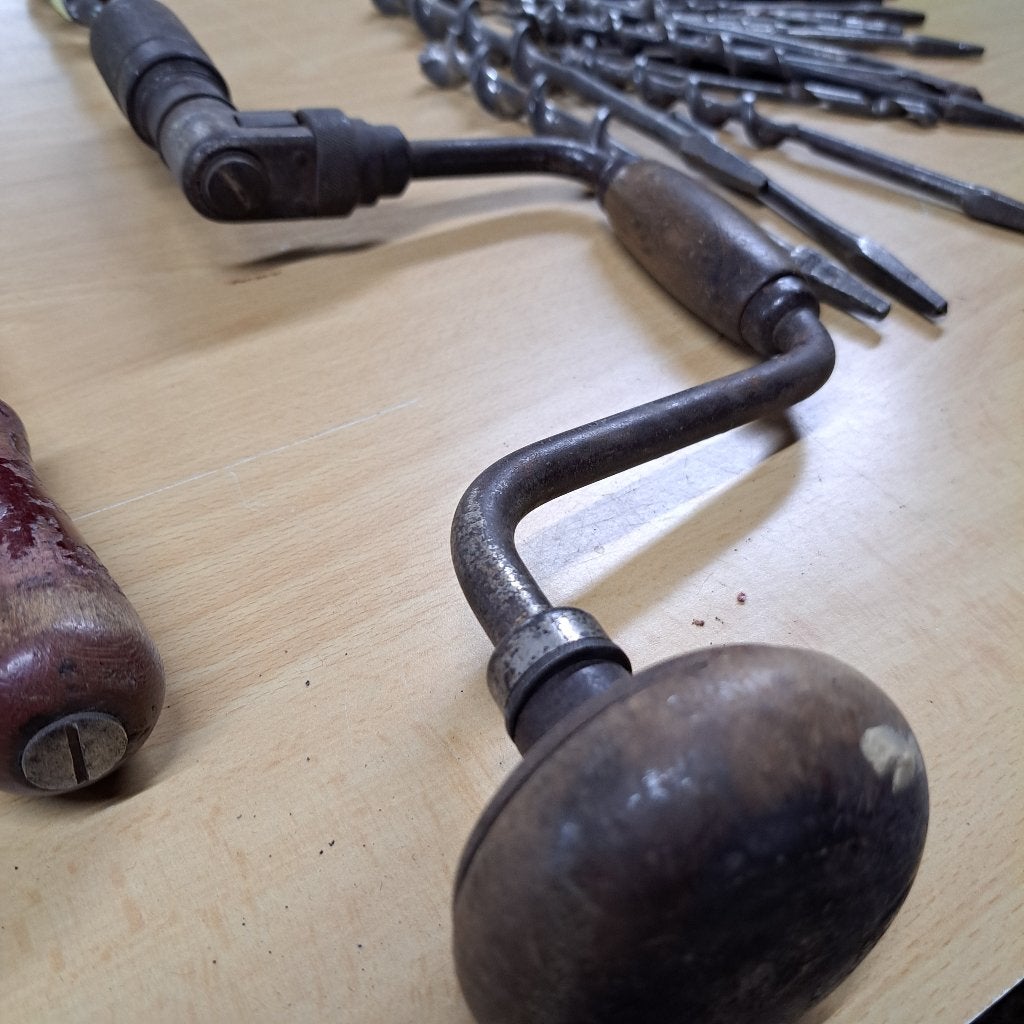 Oude antieke handboor met boren., Ophalen