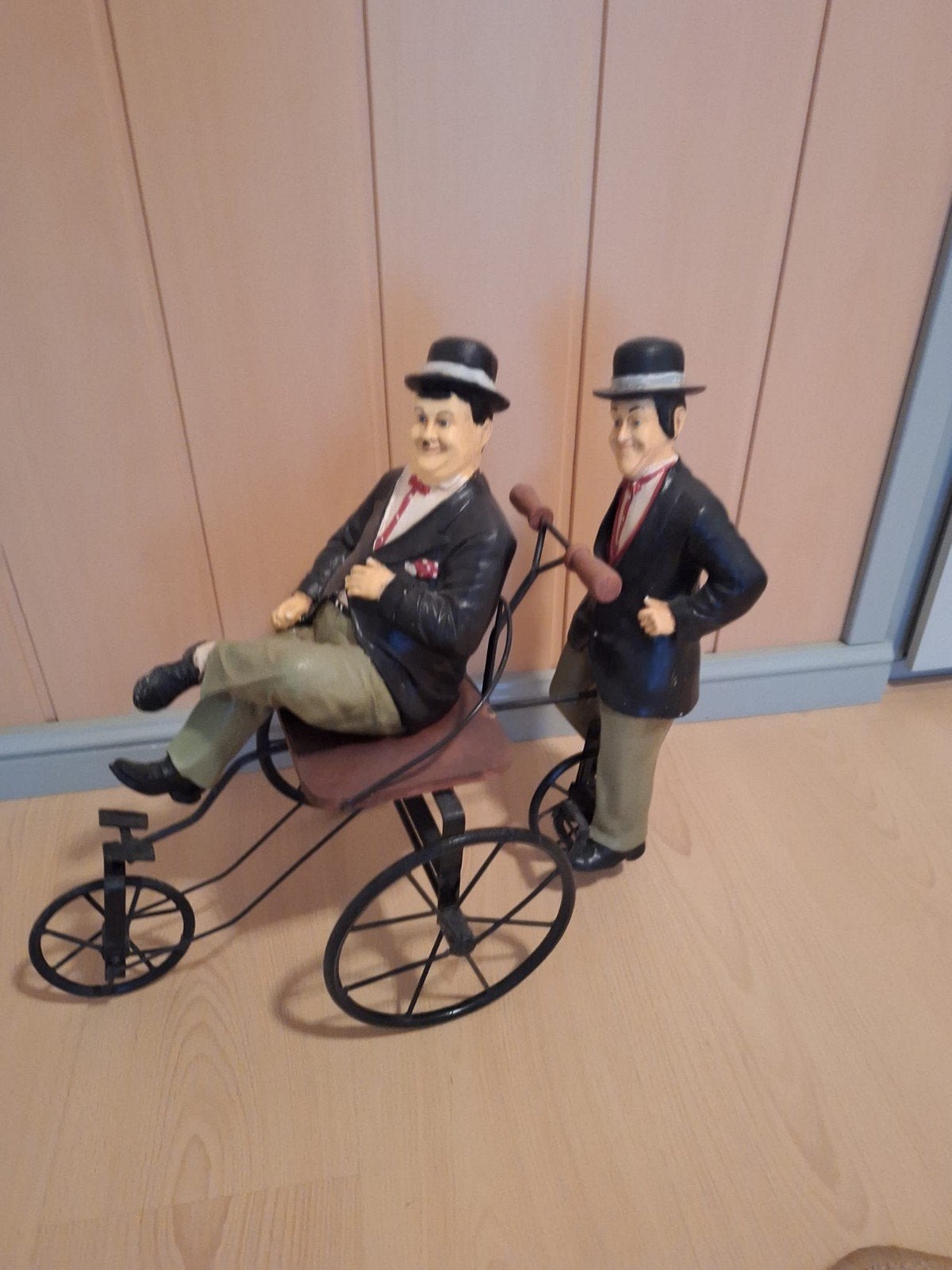 Beeldje Laurel & Hardy op fiets - 45 cm hoog, Ophalen, Gebruikt